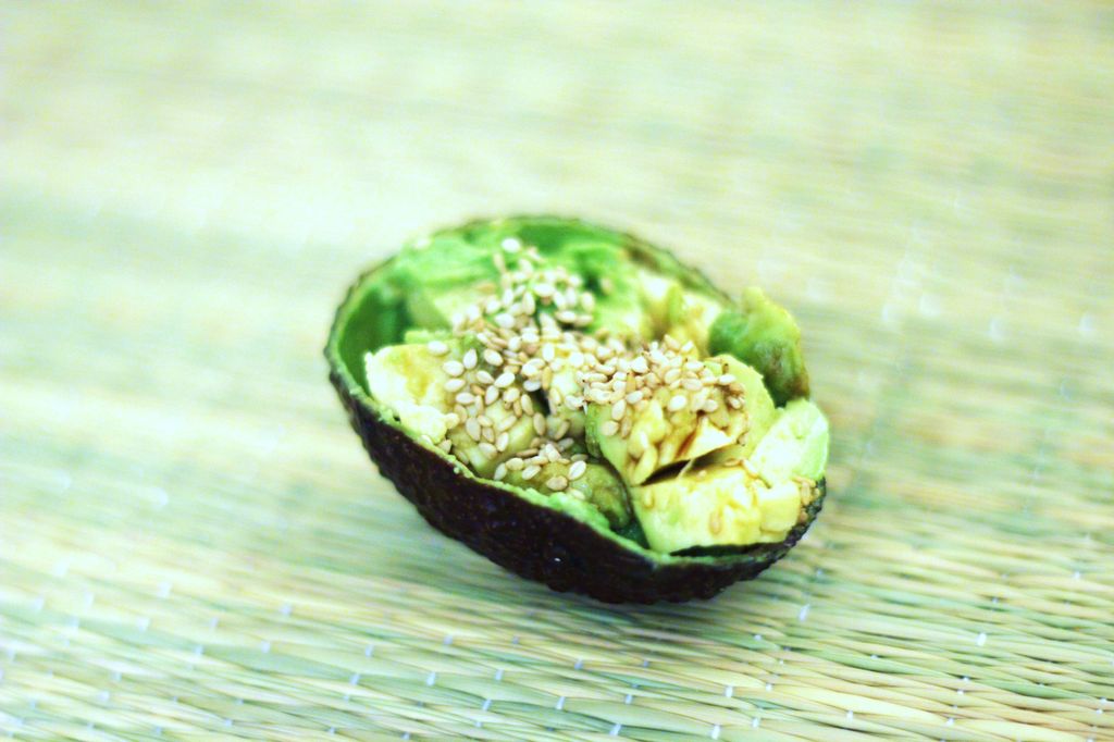 Un avocat, du Tamari et des graines de sésames. Voici pour moi l'association parfaite... celle qui par sa simplicité suffit à me faire voyager et à me régaler !
