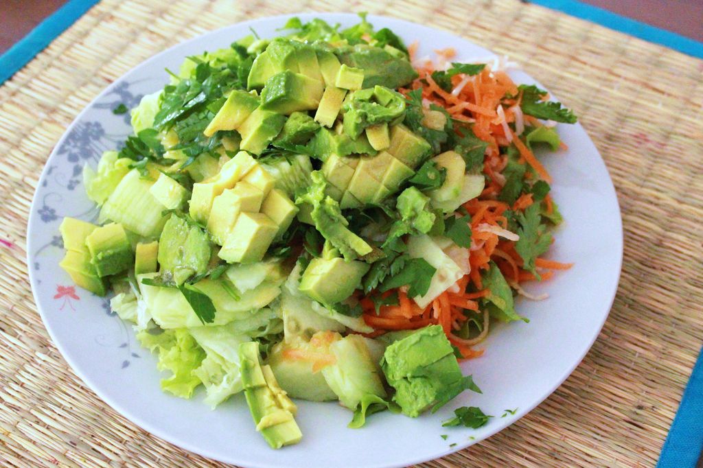 Salade verte, carottes râpées, radis noir râpé, avocat en morceaux, concombre épluché en fines lamelles, persil frais et vinaigrette** sardines à l'huile - Délicieux !!!