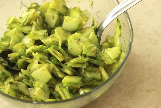 Je viens de le découvrir... mais le concombre et l'aneth vont superbement bien ensemble ! Voilà de quoi rendre une simple salade de concombre plus chic et plus goûteuse en un tour de main !