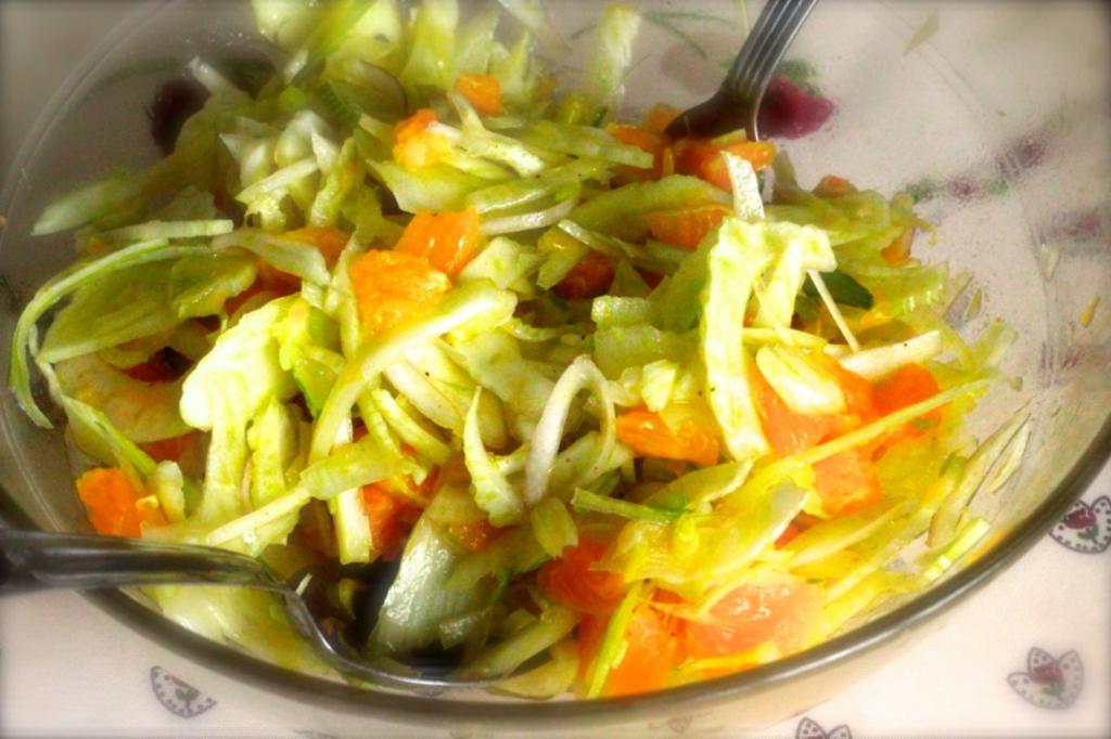 1 gros fenouil bulbe coupé en lamelles fines, 1/2 oignon coupé finement ou 2 échalottes, 1 orange ou 1/2 pamplemousse. Le jus d'un citron. Huile d'olive première pression à froid, sel et poivre. Croquante, fraiche et vitaminée !! Délicieux !