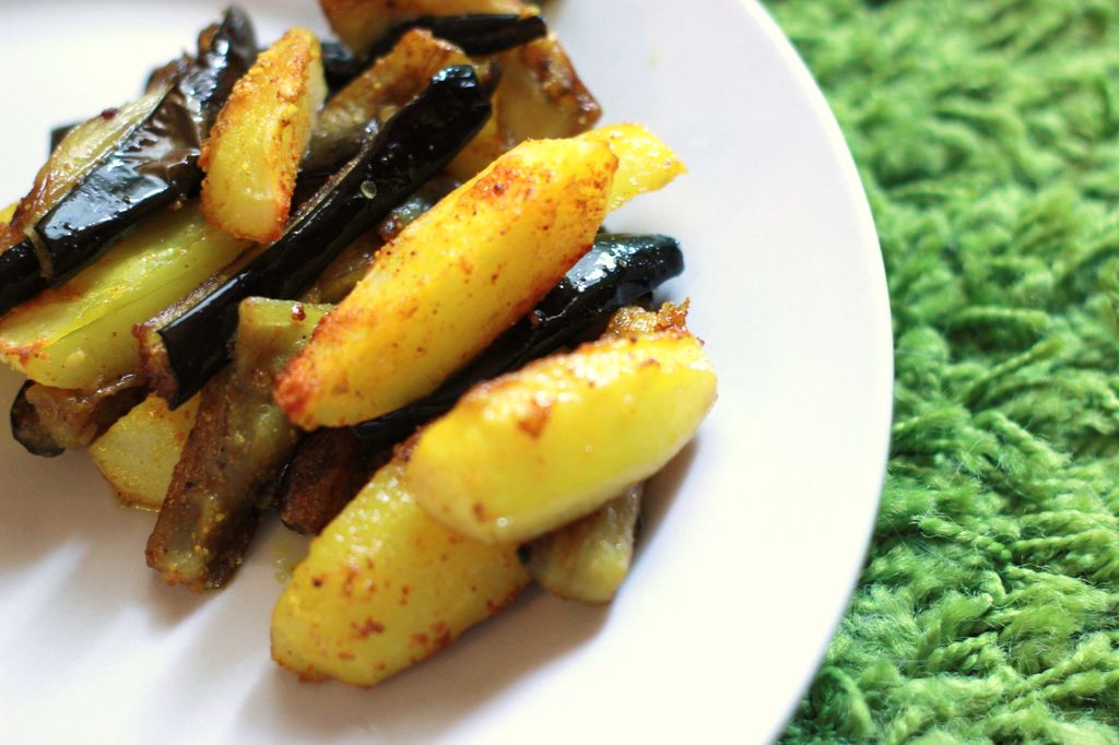 Aubergines (huile d'olive et gros sel) et potatoes (huile d'olive, curcuma et gomasio) roties au four.