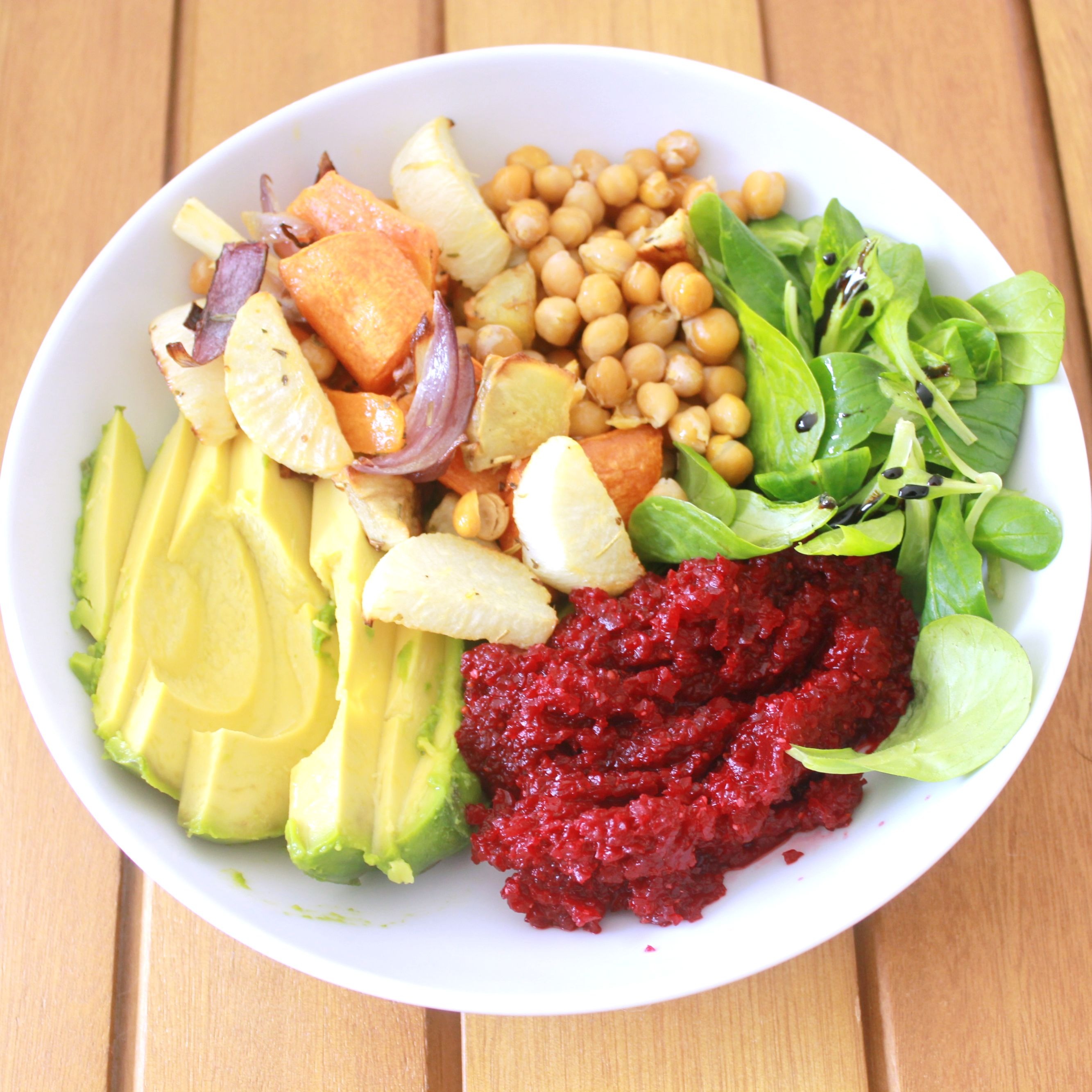 (l'avocat du panier n'était pas mur du tout du coup a vite été acheter un autre avocat). Menu végétarien bio de mon panier #rutabago dont je suis cliente. On a beaucoup apprécié cette assiette colorée aux textures variées ! Miam !