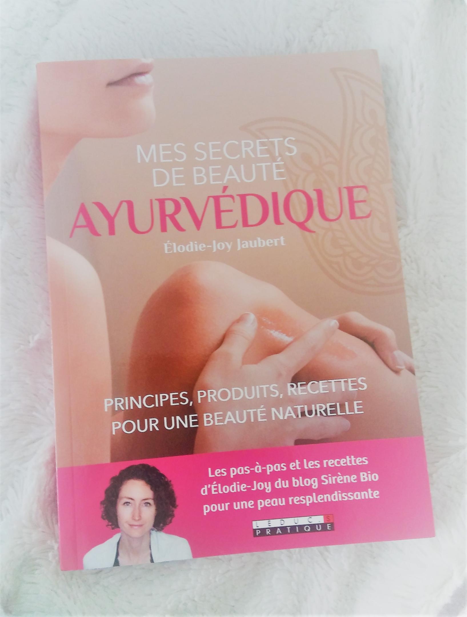 Livre de beauté au naturel sur le sujet de l'Ayurveda pour avoir une peau éclatante