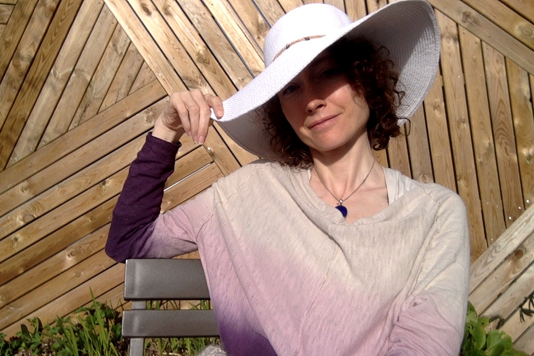 Au soleil avec beau chapeau de paille