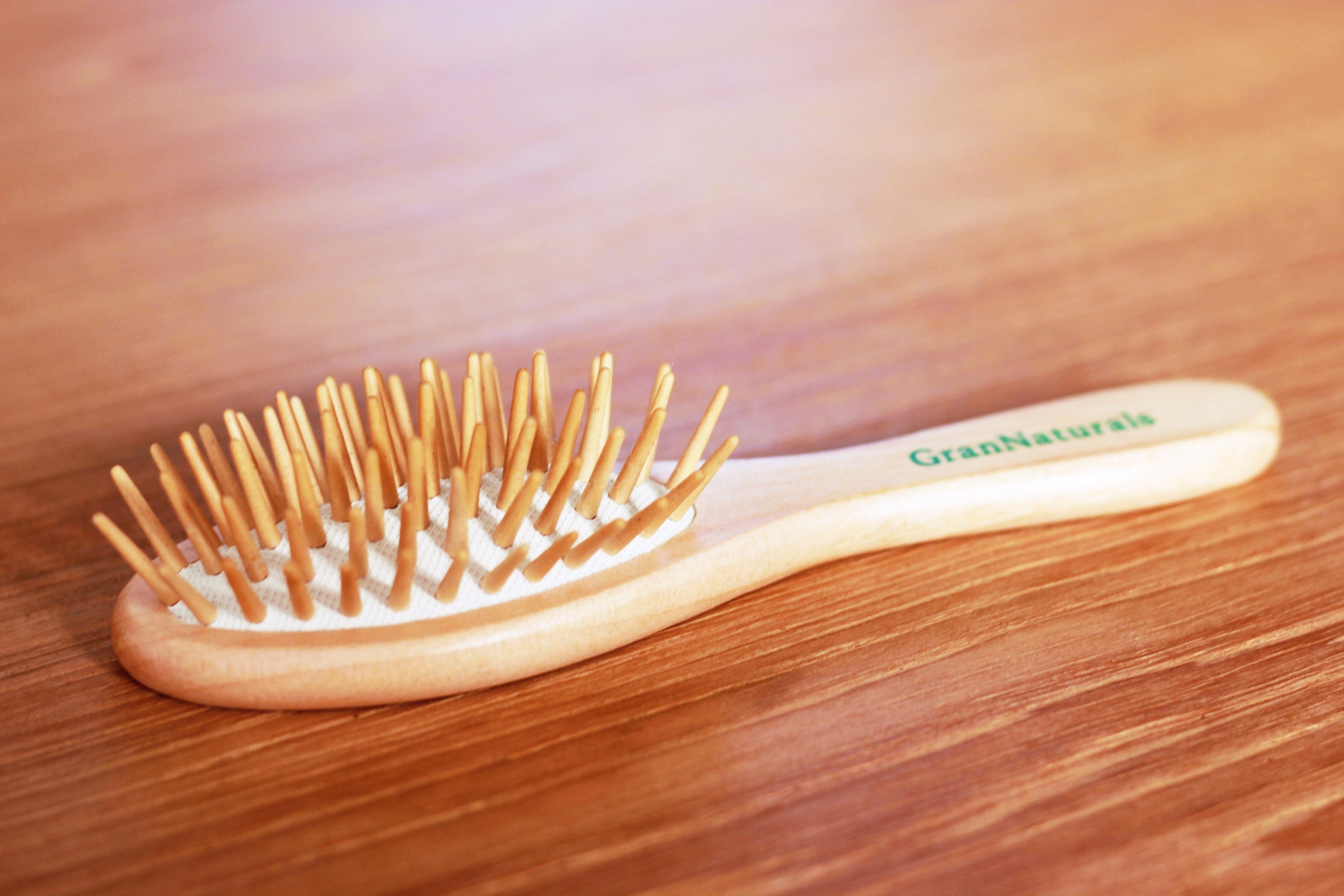 Brosse pousse cheveux